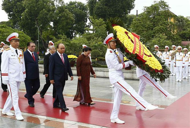 越南党和国家领导人入陵瞻仰胡志明主席遗容 ảnh 2 越南党和国家领导人入陵瞻仰胡志明主席遗容 ảnh 2