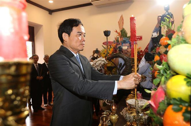 越南党和国家领导人入陵瞻仰胡志明主席遗容 ảnh 4 越南党和国家领导人入陵瞻仰胡志明主席遗容 ảnh 4