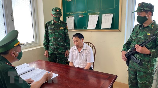 老街省边防部队侦破2起毒品案 缴获海洛因16块和合成毒品17.4万粒 ảnh 1