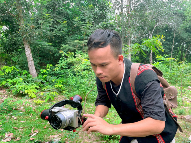 越南少数民族小伙子制作抗击新冠疫情短片 ảnh 2 越南少数民族小伙子制作抗击新冠疫情短片 ảnh 2