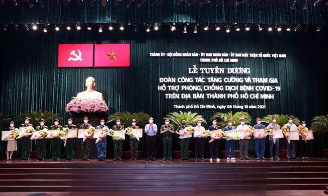 胡志明市对支援该市新冠肺炎疫情防控工作的人员给予表彰 ảnh 1 胡志明市对支援该市新冠肺炎疫情防控工作的人员给予表彰 ảnh 1