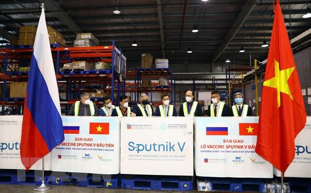 致力于疫苗全民覆盖目标：疫苗、药物和群众意识是与新冠病毒安全共处的先决条件 ảnh 2