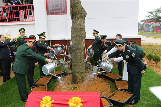 越中边境国防友好交流活动: 越中两军开展灾害救援联合演练活动 ảnh 2 越中边境国防友好交流活动: 越中两军开展灾害救援联合演练活动 ảnh 2