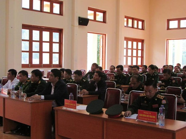 广南省为老挝色贡省军事指挥部边防部队进行业务培训 ảnh 1