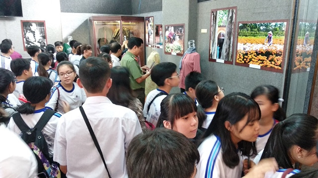 九龙江三角洲各民族服装和首饰专题展 ảnh 2 九龙江三角洲各民族服装和首饰专题展 ảnh 2