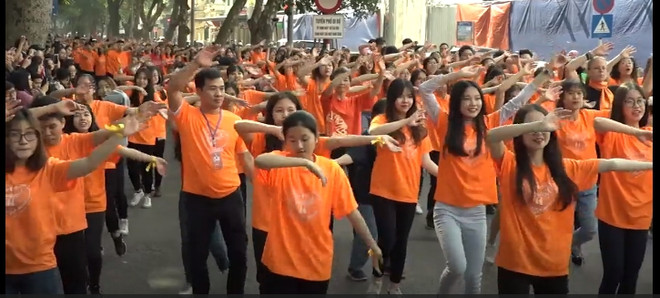 河内市5000人参加“为善意舞蹈”活动 ảnh 1 河内市5000人参加“为善意舞蹈”活动 ảnh 1