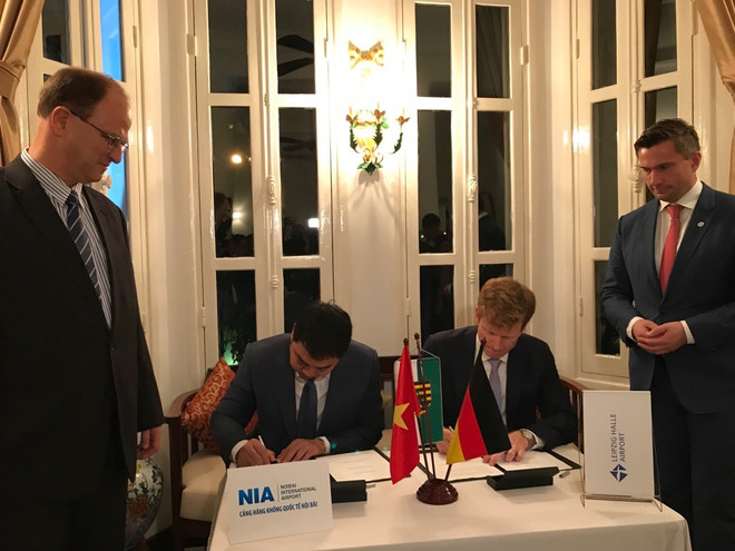 越南内排国际机场同德国公司签署货物运输合作备忘录 ảnh 1 越南内排国际机场同德国公司签署货物运输合作备忘录 ảnh 1