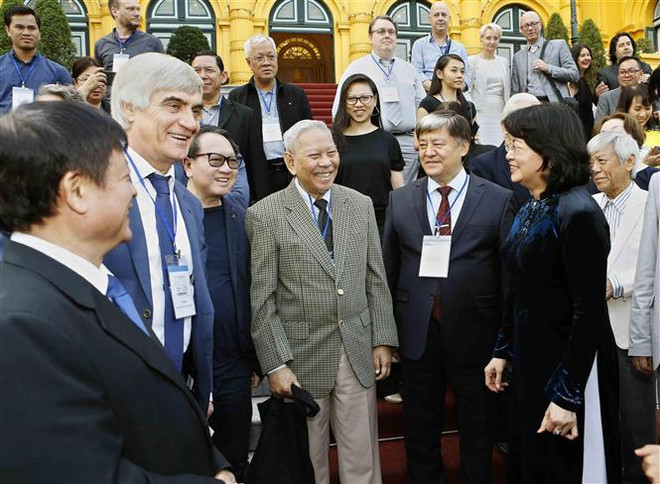 邓氏玉盛会见参加亚欧新音乐节的代表团 ảnh 2 邓氏玉盛会见参加亚欧新音乐节的代表团 ảnh 2