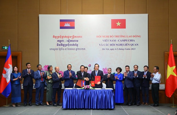 越南与柬埔寨早日实施劳务合作谅解备忘录 ảnh 3 越南与柬埔寨早日实施劳务合作谅解备忘录 ảnh 3
