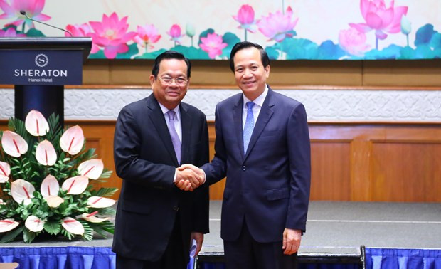 越南与柬埔寨早日实施劳务合作谅解备忘录 ảnh 1 越南与柬埔寨早日实施劳务合作谅解备忘录 ảnh 1