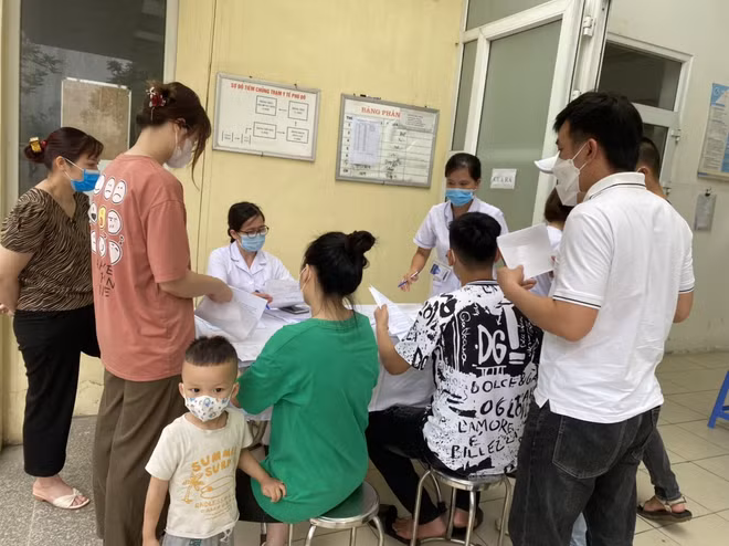 新冠肺炎疫情：4月25日越南新增确诊病例为2501例 ảnh 1