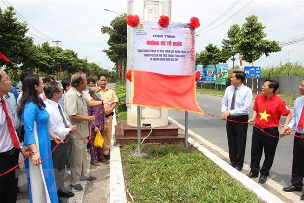 芹苴市“国旗路”工程正式落成 ảnh 1