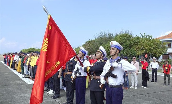 2023年越南侨团探访长沙岛县军民和海上高脚屋DK1之旅圆满结束 ảnh 1 2023年越南侨团探访长沙岛县军民和海上高脚屋DK1之旅圆满结束 ảnh 1