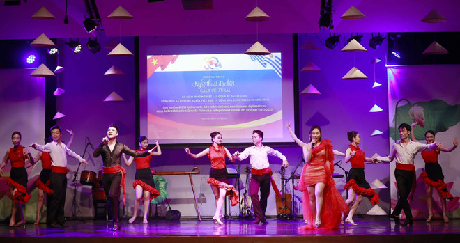 庆祝越南–乌拉圭建交30周年文艺晚会在乌举行 ảnh 1 庆祝越南–乌拉圭建交30周年文艺晚会在乌举行 ảnh 1