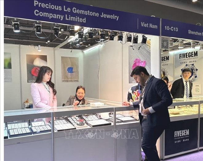  越南企业参加中国香港国际钻石、宝石及珍珠展 ảnh 1