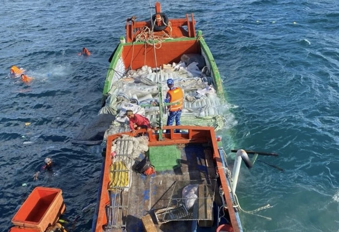 海警在渔民身边:帮助渔民和建设海上民心阵地 ảnh 1 海警在渔民身边:帮助渔民和建设海上民心阵地 ảnh 1