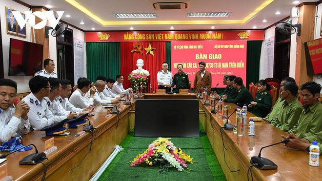 成功营救在海上遇险的7名广义省渔民 ảnh 1