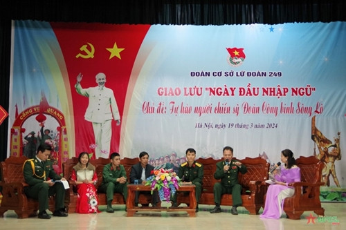 “入伍初期”交流晚会在工兵兵种249旅举行 ảnh 1