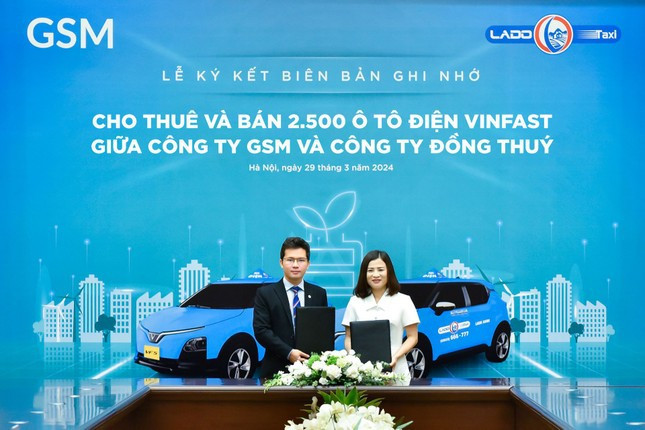 Lado Taxi采购和租赁2500辆VinFast电动汽车 ảnh 1
