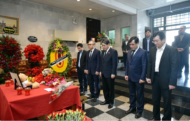 越南国会副主席阮德海前往俄罗斯驻越大使馆吊唁恐袭事件遇难者 ảnh 1 越南国会副主席阮德海前往俄罗斯驻越大使馆吊唁恐袭事件遇难者 ảnh 1