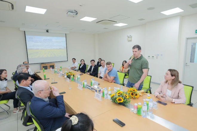 俄罗斯联邦卡卢加州农业部长访问TH TRUE MILK奶牛场: “我们钦佩并吸取许多宝贵的经验教训” ảnh 1 俄罗斯联邦卡卢加州农业部长访问TH TRUE MILK奶牛场: “我们钦佩并吸取许多宝贵的经验教训” ảnh 1