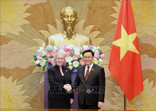 越南国会主席王廷惠会见美国参议员克尔斯滕·吉利布兰德 ảnh 1 越南国会主席王廷惠会见美国参议员克尔斯滕·吉利布兰德 ảnh 1