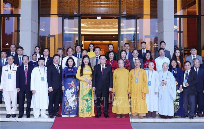 越南国会主席王廷惠会见河内知识分子、宗教界人士和少数民族同胞代表团 ảnh 1 越南国会主席王廷惠会见河内知识分子、宗教界人士和少数民族同胞代表团 ảnh 1