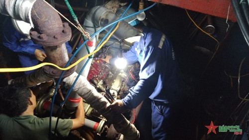 129海团帮助修理在越南长沙岛的两艘渔船 ảnh 1