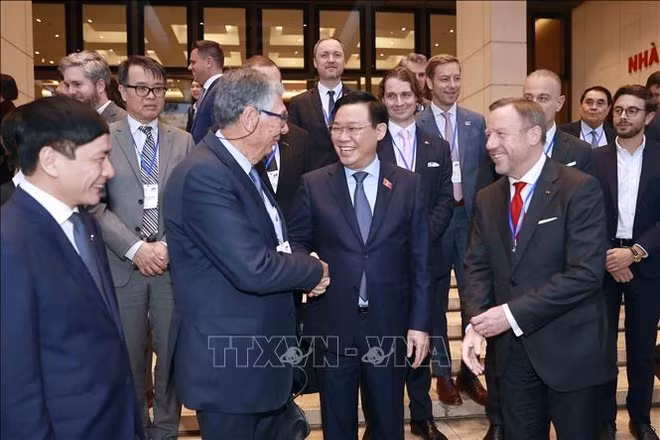 越南国会主席王廷惠与欧盟-东盟商业理事会和欧洲商会代表团举行座谈 ảnh 1 越南国会主席王廷惠与欧盟-东盟商业理事会和欧洲商会代表团举行座谈 ảnh 1