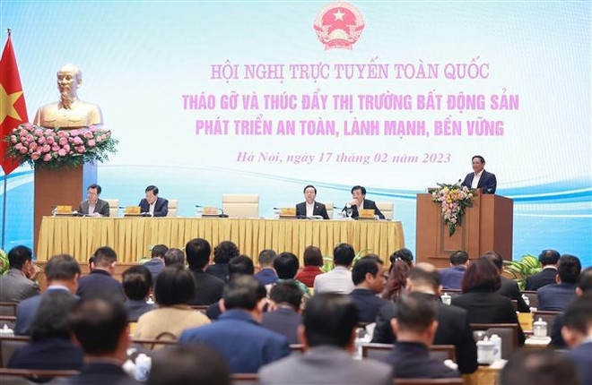 越南政府总理范明政主持召开全国房地产市场困难化解线上会议 ảnh 1 越南政府总理范明政主持召开全国房地产市场困难化解线上会议 ảnh 1
