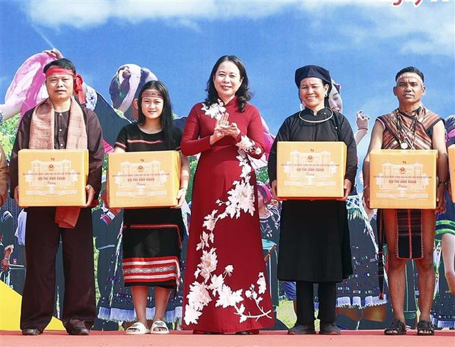 越南国家代主席出席“全国各地春色”节日 ảnh 1 越南国家代主席出席“全国各地春色”节日 ảnh 1