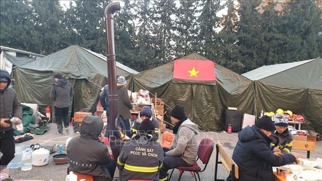 土耳其和叙利亚强震:土耳其人民对越南国防部救援队努力开展搜救工作十分感激 ảnh 2  土耳其和叙利亚强震:土耳其人民对越南国防部救援队努力开展搜救工作十分感激 ảnh 2