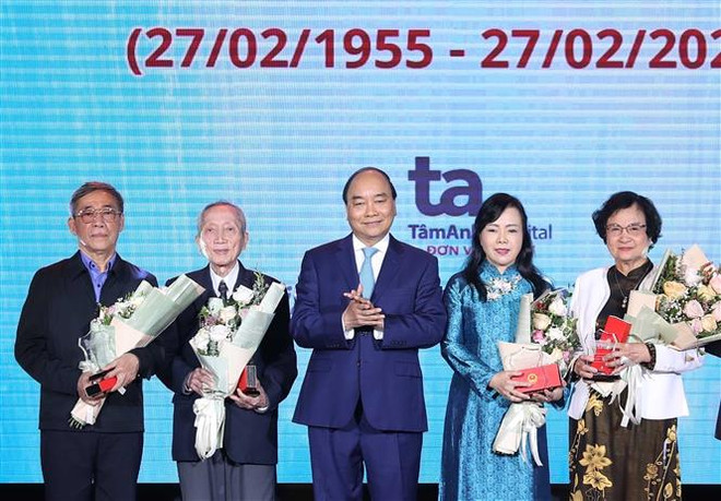 阮春福总理:医务人员们是疫情防抗阻击战一支坚强的冲锋队 ảnh 1 阮春福总理:医务人员们是疫情防抗阻击战一支坚强的冲锋队 ảnh 1