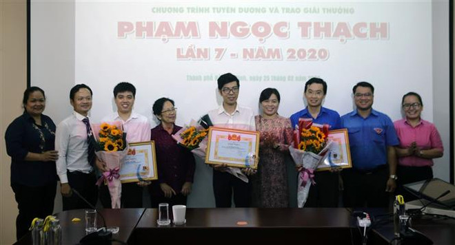 胡志明市团市委向28名年轻医师颁发范玉石奖 ảnh 1 胡志明市团市委向28名年轻医师颁发范玉石奖 ảnh 1