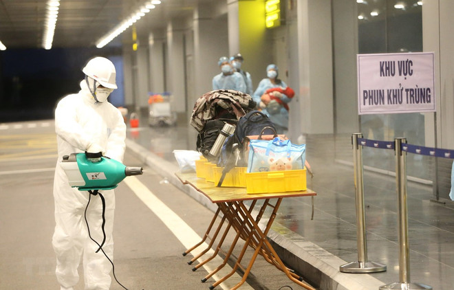 新冠肺炎疫情：通过广宁省芒街口岸入境的人可返乡进行隔离 ảnh 1