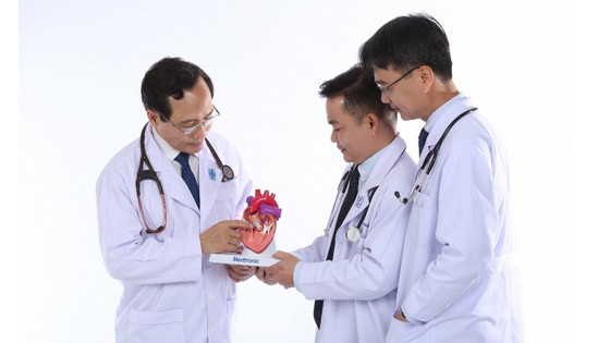 越南医师节65周年：全面提升医疗服务质量 切实提高群众满意度 ảnh 1