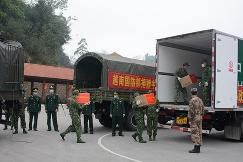 越南国防部向中国国防部赠送防控新冠肺炎疫情的医疗物资 ảnh 2 越南国防部向中国国防部赠送防控新冠肺炎疫情的医疗物资 ảnh 2