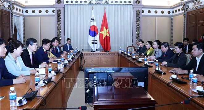 胡志明市领导会见韩国庆尚北道知事李喆雨 ảnh 1 胡志明市领导会见韩国庆尚北道知事李喆雨 ảnh 1