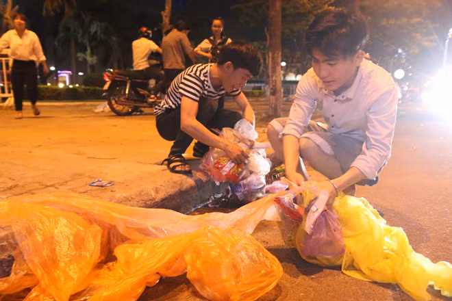 观看烟花比赛不忘清理垃圾 岘港市美丽形象日益提升 ảnh 2
