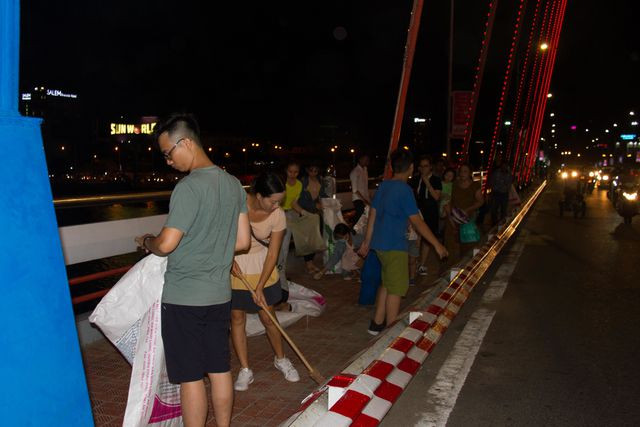 观看烟花比赛不忘清理垃圾 岘港市美丽形象日益提升 ảnh 1