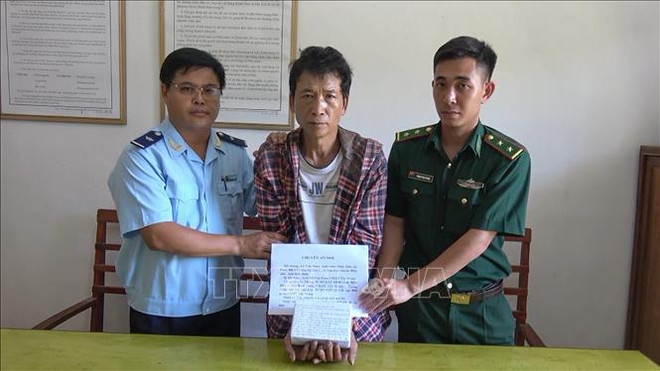 一自老挝贩运毒品至越南疑犯过海关时被抓 ảnh 1
