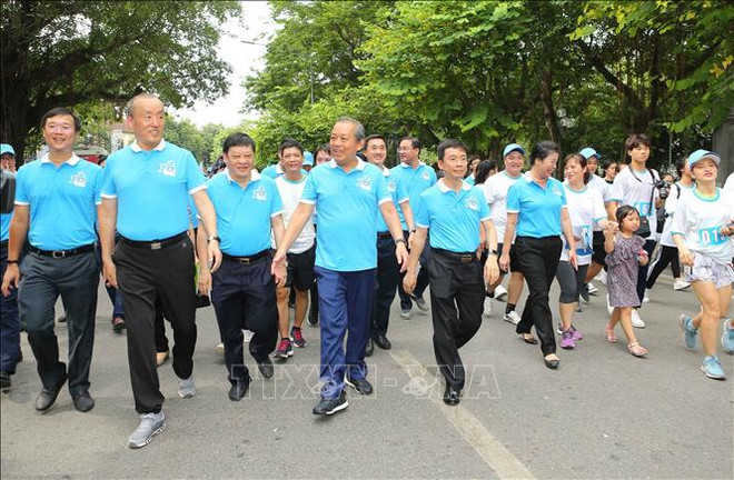 越南政府常务副总理张和平出席“健康步行”活动 ảnh 2 越南政府常务副总理张和平出席“健康步行”活动 ảnh 2