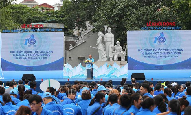 越南政府常务副总理张和平出席“健康步行”活动 ảnh 1 越南政府常务副总理张和平出席“健康步行”活动 ảnh 1