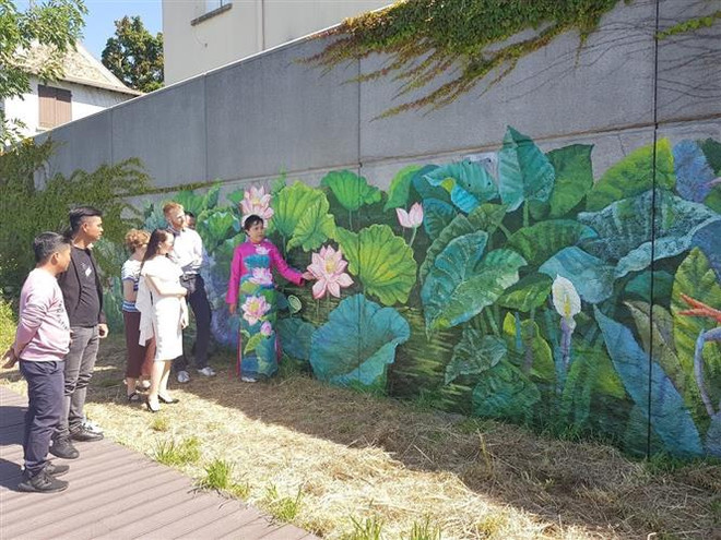 越南文化亮相法国舒瓦西勒鲁瓦市文化节 ảnh 3 越南文化亮相法国舒瓦西勒鲁瓦市文化节 ảnh 3