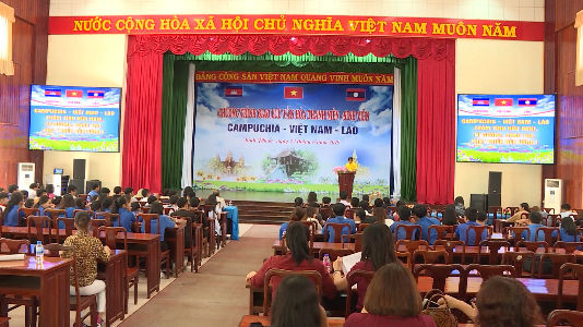加强柬越老青年学生团结友谊 ảnh 2 加强柬越老青年学生团结友谊 ảnh 2