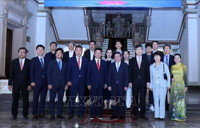 胡志明市领导会见韩国庆尚北道知事李喆雨 ảnh 2 胡志明市领导会见韩国庆尚北道知事李喆雨 ảnh 2