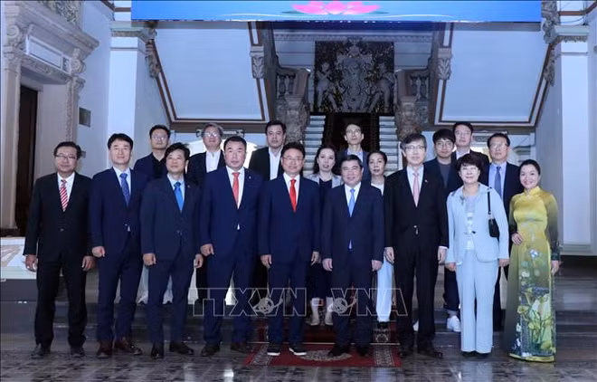 胡志明市领导会见韩国庆尚北道知事李喆雨 ảnh 2