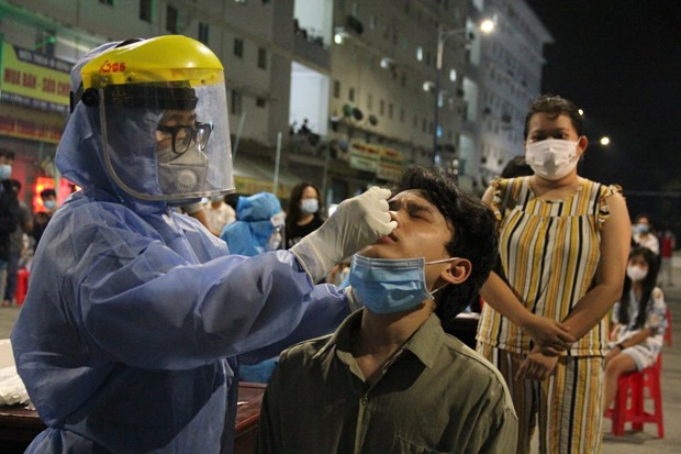 胡志明市确诊感染新冠病毒劳动者数量超1800人 全市为110万剂疫苗接种作出准备 ảnh 1