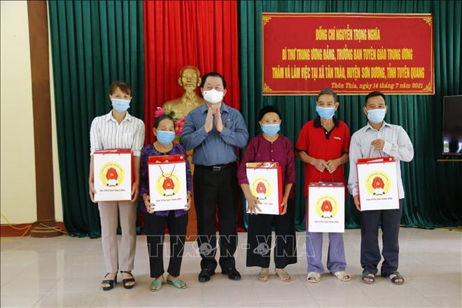 越南荣军烈士日74周年：越南祖国阵线中央委员会主席走访太平省 ảnh 2