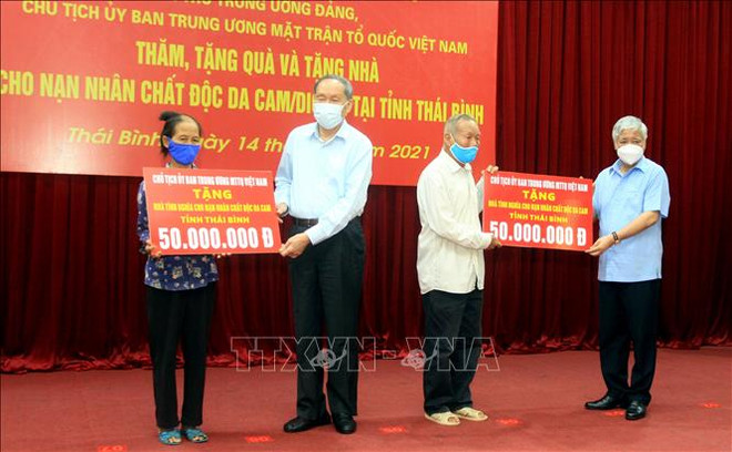 越南荣军烈士日74周年：越南祖国阵线中央委员会主席走访太平省 ảnh 1